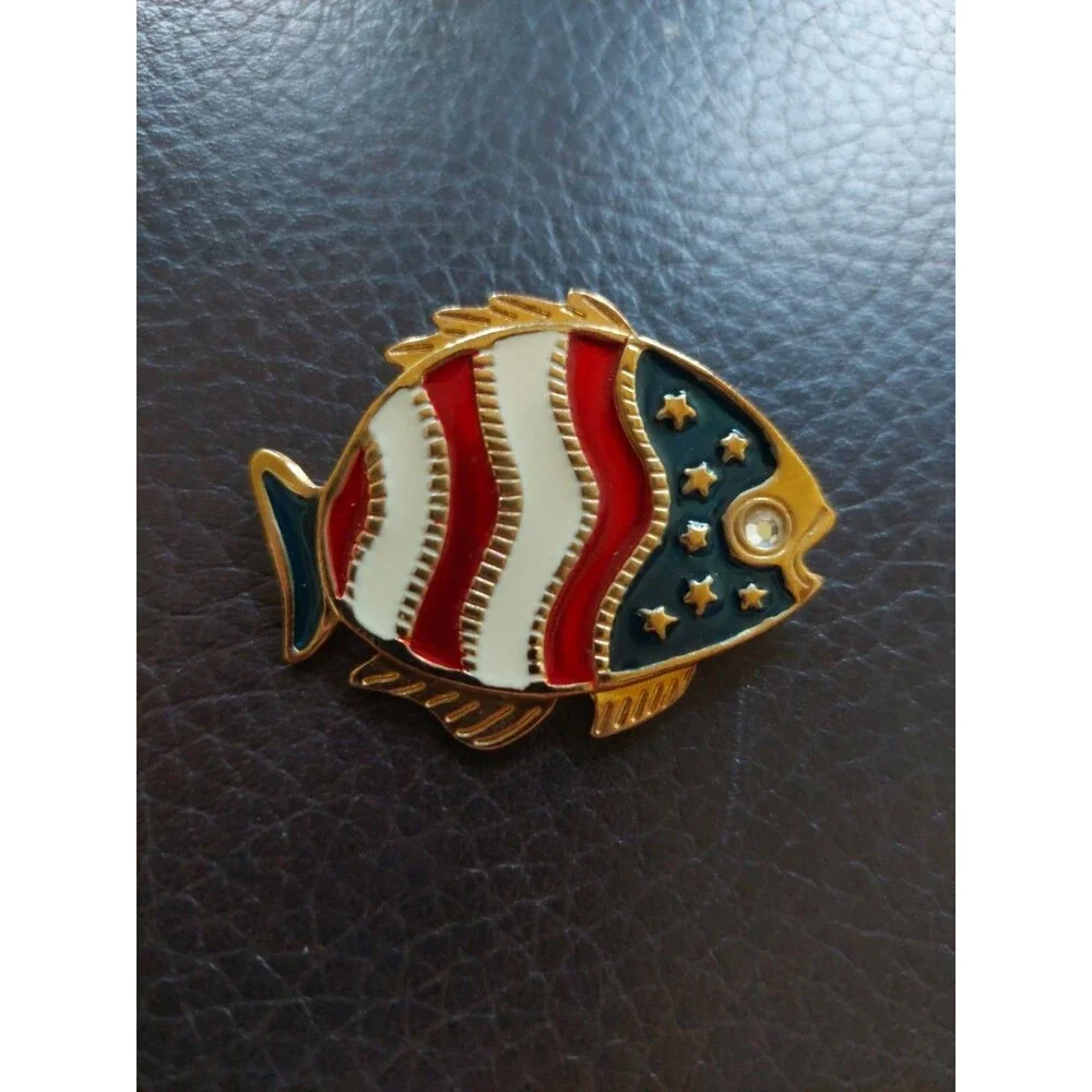 NEWPRO Patriotic Fish Brooche Red White & Blue Enamel Rhinestone Eye Vintage - Picture 2 of 9